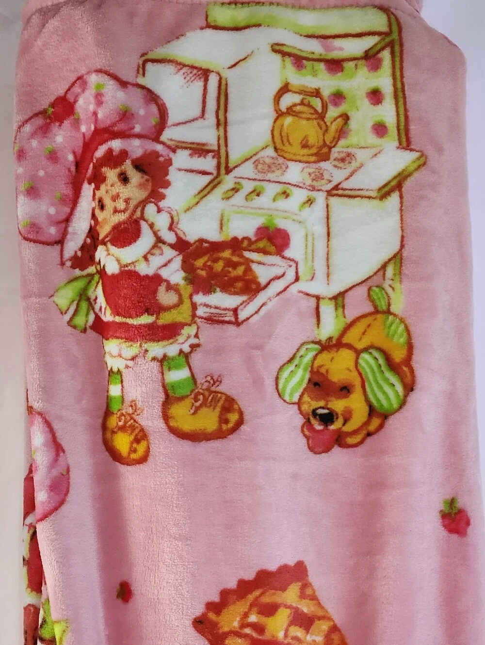 Strawberry Shortcake Berry Bake Shoppe Oversized Plush Throw Blanket